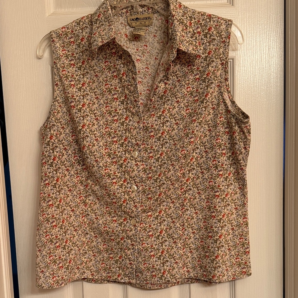 Sag Harbor Sleeveless Button-down Red & Green Floral Print Blouse. Size Medium